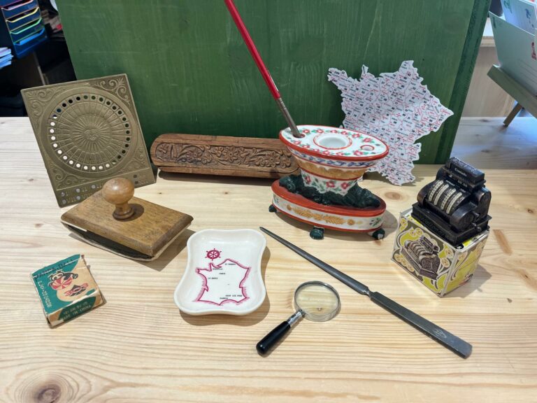 Les curiosités de la librairie : objets de brocante